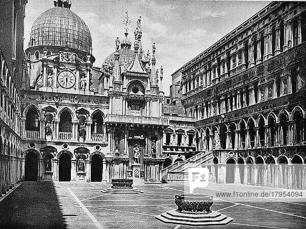 Historisches Foto (ca 1880) des Innenhofs des Dogenpalastes  gegenüber der Basilika San Marco  Venedig  Italien  Historisch  digital restaurierte Reproduktion einer Originalvorlage aus dem 19. Jahrhundert  genaues Originaldatum nicht bekannt  Europa
