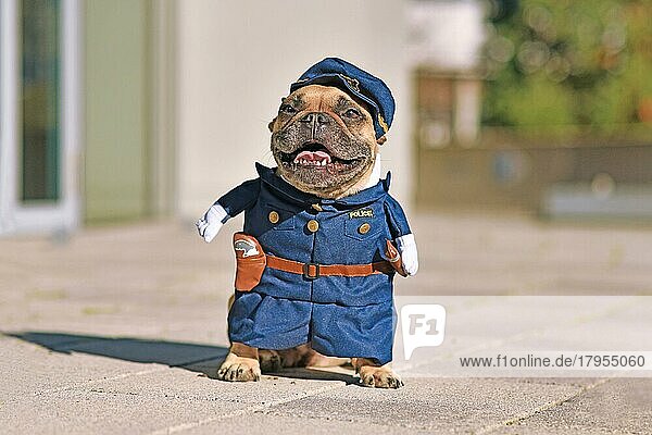 Lustige Französische Bulldogge Hund trägt lustige Polizist Uniform Kostüm mit gefälschten Armen