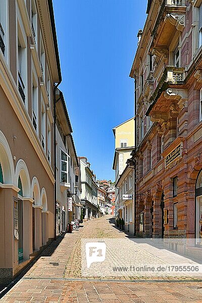 Gasse in der historischen Altstadt mit Geschäften in der Kurstadt Baden Baden an einem sonnigen Tag  Baden  Baden  Deutschland  Europa