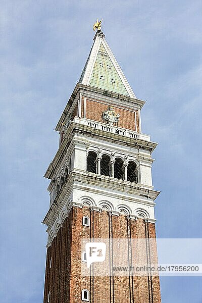 Der Campanile di San Marco ist der Glockenturm der Basilika San Marco in Venedig  Italien  Europa