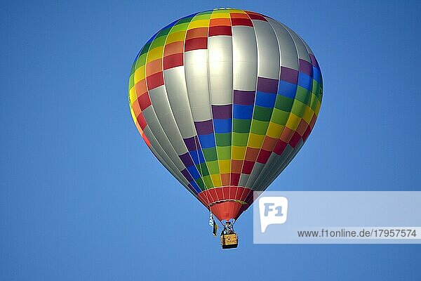 Schöner bunter Heißluftballon in der Luft mit blauem Himmel