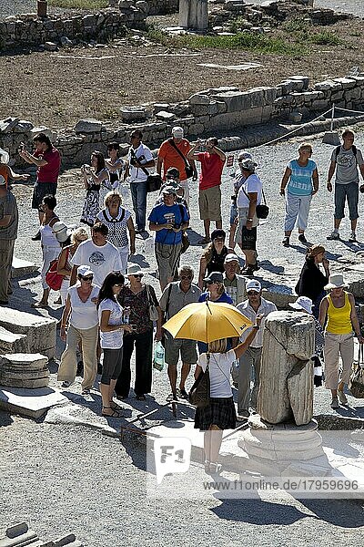Menschen besuchen die Stadt Ephesus  einst Handelszentrum der antiken Welt  religiöses Zentrum des frühen Christentums und heute ein wichtiges Tourismuszentrum in der  Izmir  Türkei  Asien