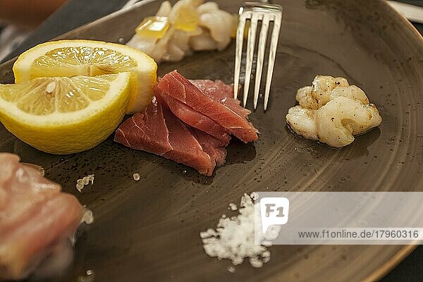 Roher Fisch als Vorspeise  Thunfisch  Lachs  Shrimps  Trani  Bari  Apulien  Süditalien