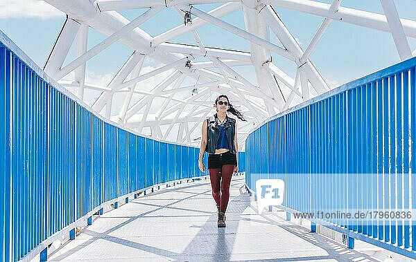 Urbanes Mädchen  das auf einer Brücke spazieren geht  Porträt eines attraktiven Mädchens auf einer Brücke  Lebensstil eines attraktiven urbanen Mädchens auf einer Brücke  Konzept des Lebensstils eines lateinamerikanischen Mädchens