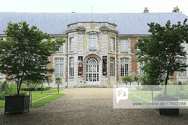 Kunstmuseum im ehem. Bischofspalast hinter der Kathedrale Notre Dame von Chartres  Eure-et-Loir  Frankreich  Europa