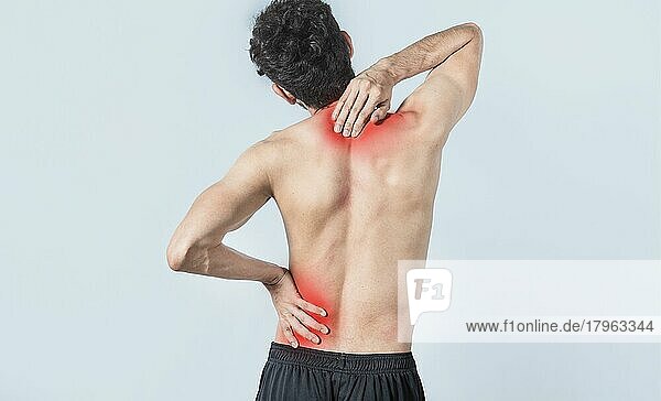 Nacken und Rückenschmerzen Konzept  Mann mit Nacken und Rückenmuskelschmerzen  Nahaufnahme eines Mannes mit Nacken und Rückenschmerzen  ein Mann mit Muskelschmerzen auf isoliertem Hintergrund