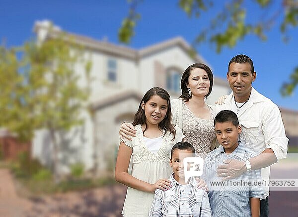 Glückliche hispanische Familie Porträt vor dem schönen Haus