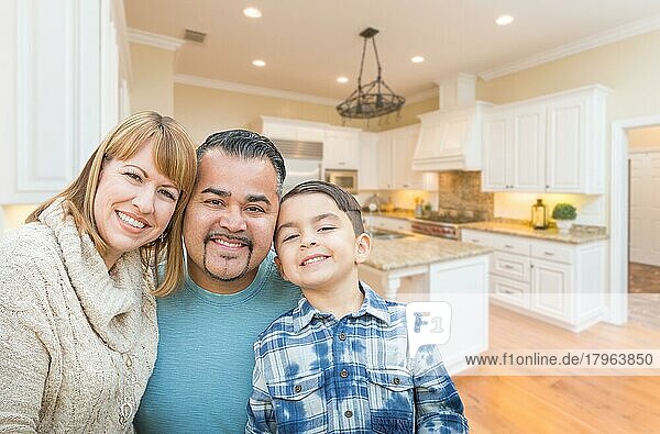 Glückliche junge gemischtrassige Familie  die sich in der eigenen Küche amüsiert