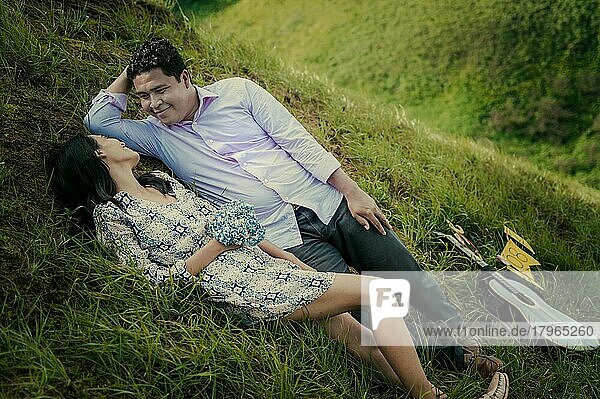 Hochzeitspaar liegend auf dem Gras  Paar liegend auf dem Gras  Liebe