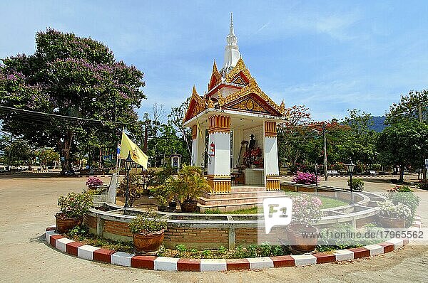 Spirituelles buddhistisches Geisterhäuschen Geisterhaus in Zentrum von Kreisverkehr in Dorf  Insel Koh Lanta  Provinz Krabi  Thailand  Asien
