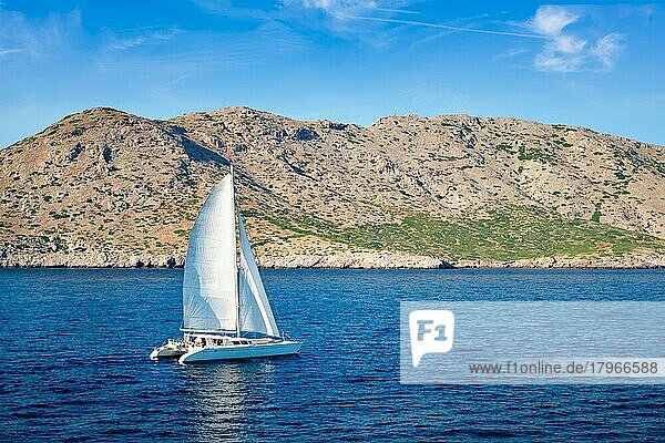 Katamaran-Yacht in der Ägäis Mittelmeer  Griechenland  Europa