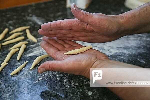 Schwäbische Küche  Zubereitung Bubaspitzle  Schupfnudeln  Nudeln aus Kartoffelteig formen  Männerhände  Deutschland  Europa