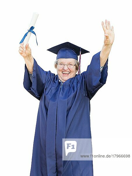 Glückliche Seniorin und Absolventin in Hut und Talar  die ihr Diplom hält  vor weißem Hintergrund
