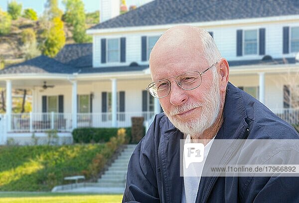 Älterer erwachsener Mann vor einem schönen Haus