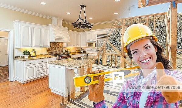 Weibliche Bauarbeiterin vor einem Haus  das in die fertige Küche übergeht Foto