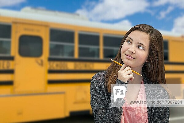 Junge Studentin in der Nähe des Schulbusses