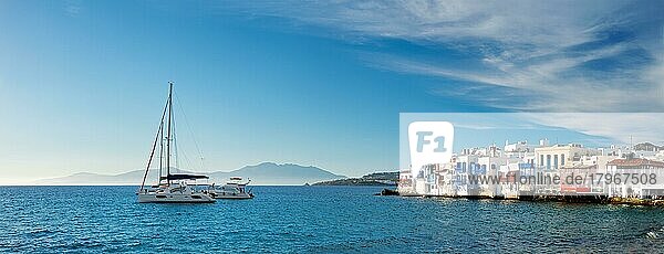 Panorama des Sonnenuntergangs in Mykonos Insel  Griechenland mit Yachten im Hafen und bunten Häusern am Wasser von Little Venice romantischen Ort auf Sonnenuntergang und Kreuzfahrtschiff. Mykonos Stadt  Griechenland  Europa