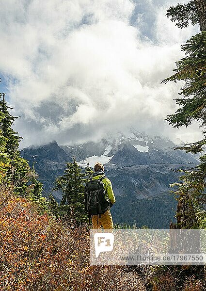Hikers at Huntoon Point  view of Mt. Shuksan with snow and glacier  in autumn  Mt. Baker-Snoqualmie National Forest  Washington  USA  North America