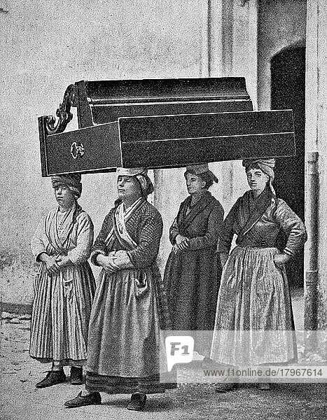 Lastenträgerinnen in San Remo  Italien  vier Frauen tragen ein Möbelstück auf dem Kopf  Historisch  digital restaurierte Reproduktion einer Originalvorlage aus dem 18. Jahrhundert  genaues Originaldatum nicht bekannt  Europa
