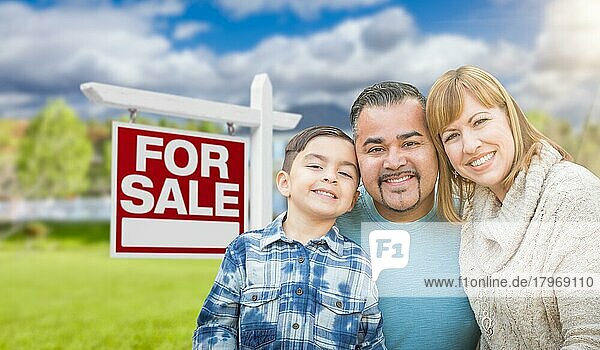 Gemischtrassiges Familienporträt vor einem Haus und einem Schild Immobilien zu verkaufen