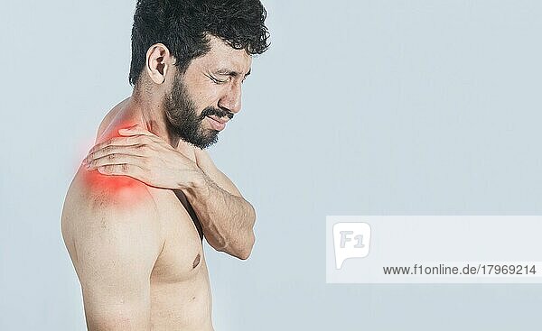 Nackenschmerzen und Stress Konzept  hemdloser Mann mit Nackenmuskelschmerzen  Nahaufnahme eines Mannes mit Nackenschmerzen  ein Mann mit Nackenschmerzen auf einem isolierten Hintergrund