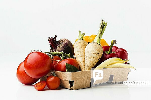 Arrangement verschiedener frischer Gemüse