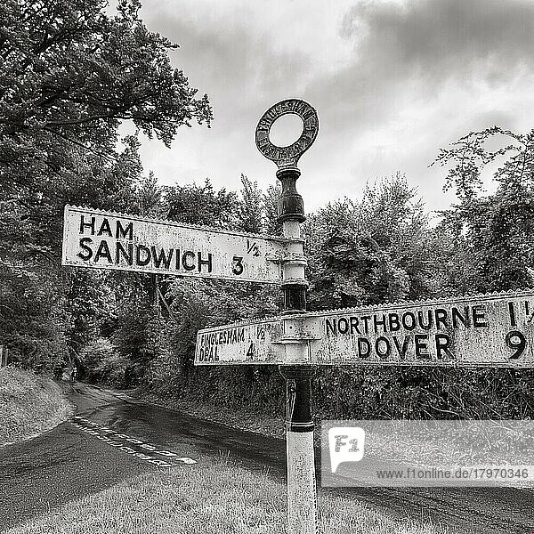 Alte Schilder zeigen Richtung und Entfernung nach Ham und Sandwich  tristes Wetter  Northbourne  Kent  Dover  England  Großbritannien  Europa