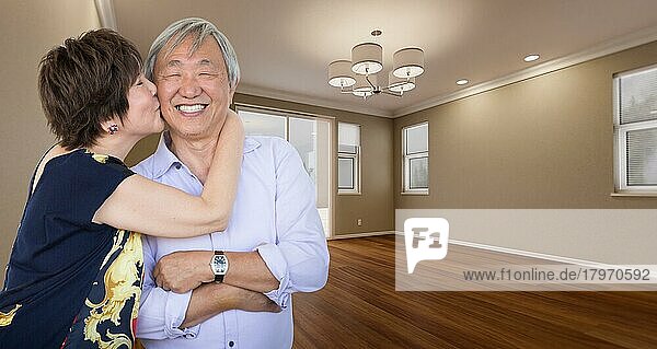 Zwei liebevolle chinesische ältere Erwachsene im neuen leeren Raum des Hauses