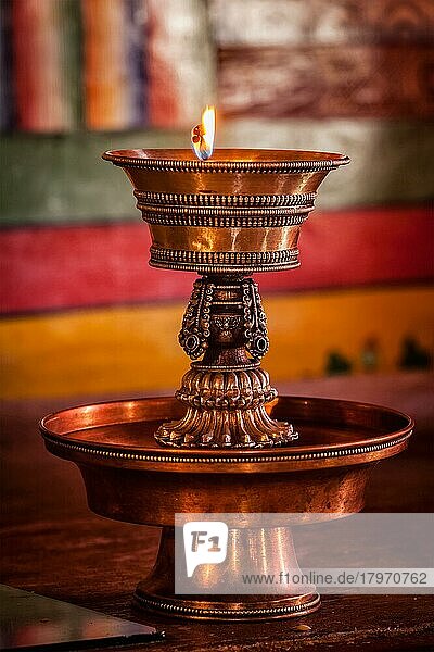 Religiöse Lampe im tibetisch-buddhistischen Kloster Likir gompa  Ladadkh  Indien  Asien