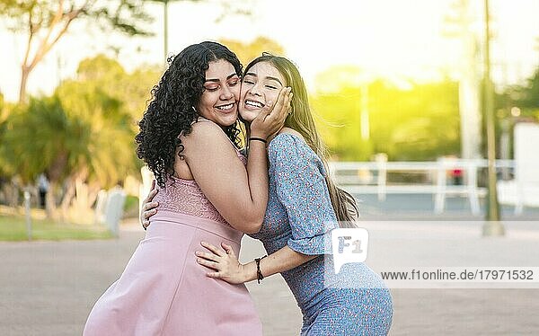 Zwei Freundinnen umarmen vor im Freien  Mädchen Freunde umarmen und genießen das Leben  Frauen Freundschaft Konzept