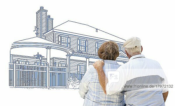 Neugieriges  sich umarmendes älteres Paar betrachtet Hauszeichnung auf weißem Grund