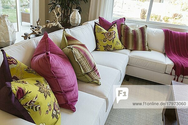 Schöne abstrakte der einladenden bunten Couch Sitzecke und Tisch