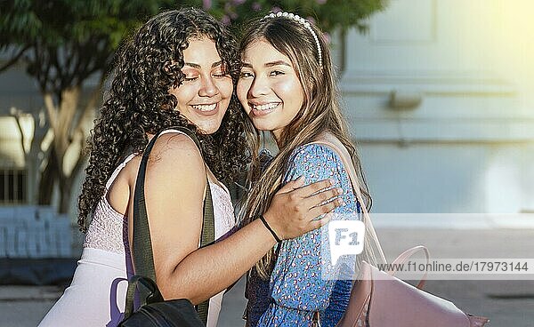 Zwei Freundinnen umarmen vor im Freien  Freundinnen umarmen und genießen das Leben  Frauen Freundschaft Konzept