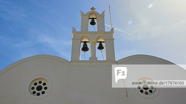 Morgenlicht  Gegenlicht  Sonnenstrahl  Dach und Glockenturm der Kirche Agios Spiridonas  Himmel blau mit Schleierwolken  Pyrgos  Insel Santorin  Kykladen  Griechenland  Europa