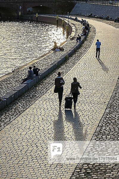 Passanten und Spaziergänger am Uferweg der Spree im Berliner Regierungsviertel  Berlin  Deutschland  Europa
