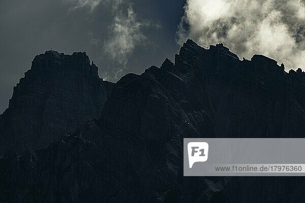 Gipfeldetail der Kalkkögel im Gegenlicht  mit dramatischen Wolken  Sellrain  Innsbruck  Tirol  Österreich  Europa