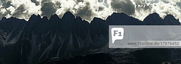 Gipfelpanorama der Kalkkögel im Gegenlicht  mit dramatischen Wolken  Sellrain  Innsbruck  Tirol  Österreich  Europa