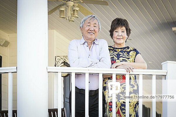 Attraktives glückliches chinesisches Paar  das sein Haus im Freien genießt