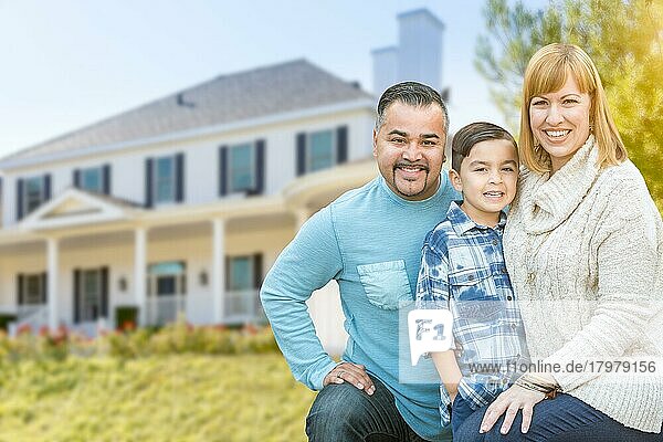 Glückliches gemischtrassiges hispanisches und kaukasisches Familienporträt vor einem Haus