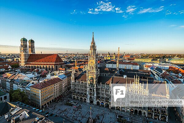 Luftaufnahme von München  Marienplatz  Neues Rathaus und Frauenkirche von St. Peter aus bei Sonnenuntergang. München  Deutschland  Europa
