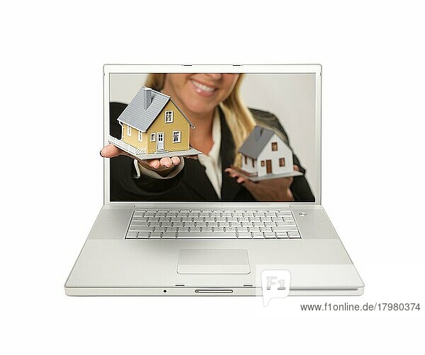 Frau übergibt Haus durch Laptop-Bildschirm vor einem weißen Hintergrund