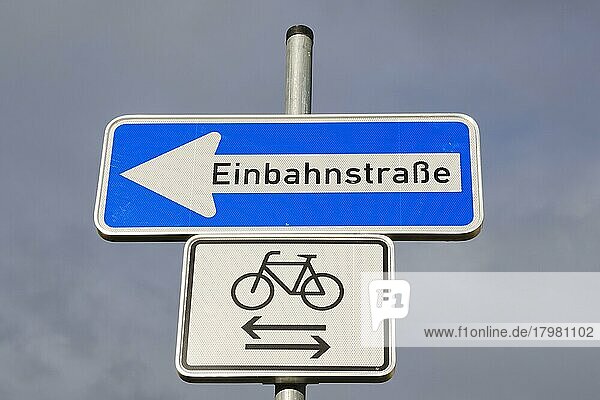 Schild Einbahnstraße  Radfahrer in beiden Richtungen frei  Sachsen-Anhalt  Deutschland  Europa