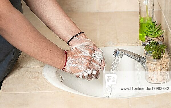 Nahaufnahme einer Person  die sich die Hände mit Seife wäscht  Konzept des richtigen Händewaschens  Optionen zur Vorbeugung von Covid19