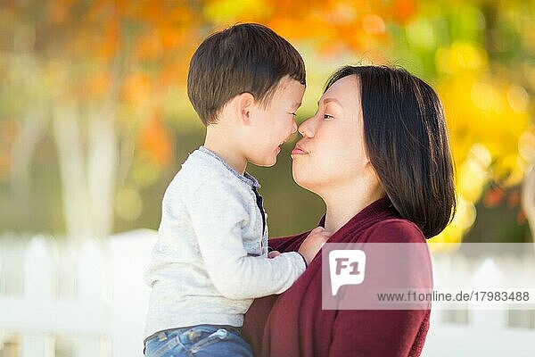 Chinesische Mutter hat Spaß mit ihrem gemischtgeschlechtlichen kleinen Sohn