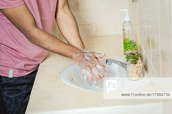 Nahaufnahme eines Mannes  der sich die Hände mit Seife wäscht  Konzept des richtigen Händewaschens  Möglichkeiten zur Verhinderung von Covid19