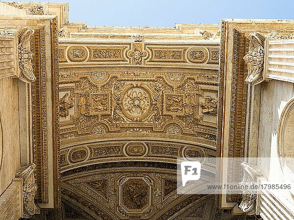 Kunstvolle Decke  Petersdom  Vatikan  Rom  Italien  Europa