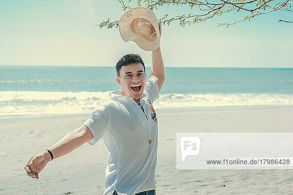 Glücklicher hübscher Mann im Urlaub im Freien  Glücklicher junger Mann am Strand  Touristenreise Rivas  Nicaragua  Mittelamerika