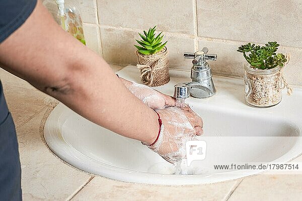 Nahaufnahme einer Person  die sich die Hände mit Seife wäscht  Konzept des richtigen Händewaschens  Möglichkeiten zur Vorbeugung von Covid19