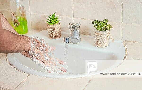 Nahaufnahme einer Person  die sich die Hände mit Seife wäscht  Konzept des richtigen Händewaschens  Optionen zur Vorbeugung von Covid19