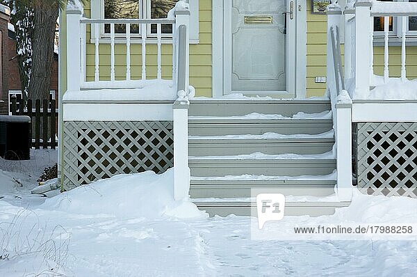 Hausfassade und Treppe an einem stürmischen Wintertag